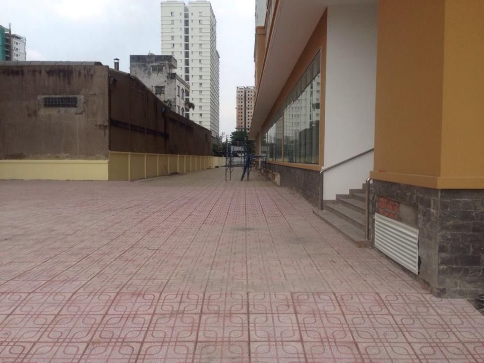 Đường nội khu xung quanh dự án cũng đang được hoàn thiện