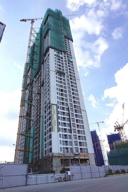 Tiến độ thi công tòa Landmark 1 (cập nhật ngày 14/11/2016): Đã cất nóc, đang hoàn thiện.