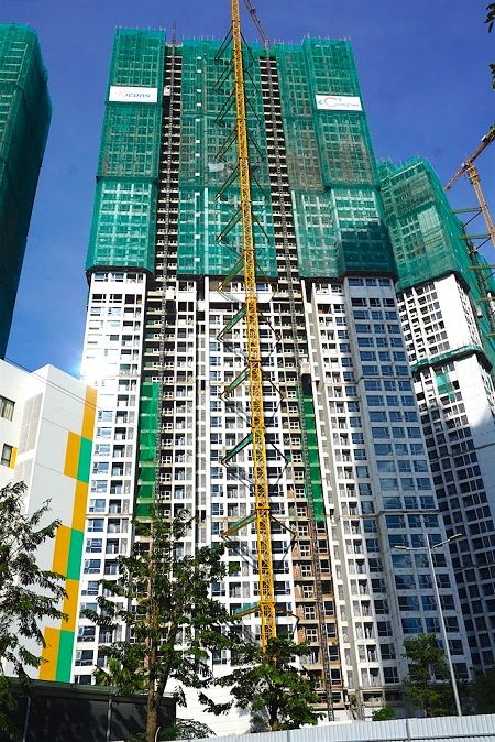 Tiến độ thi công tòa Landmark 2 (cập nhật ngày 14/11/2016): Đã cất nóc, đang hoàn thiện.