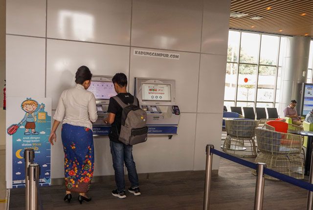 beli tiket kereta bandara soekarno hatta on the spot vending machine - kadungcampur
